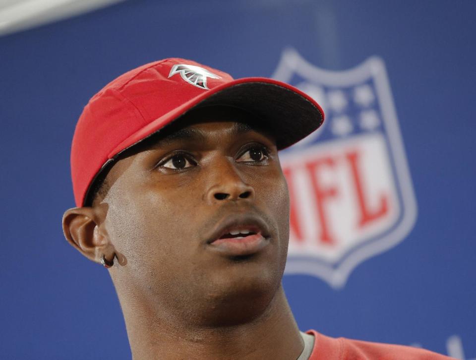 El wide receiver de los Falcons, Julio Jones, escucha una pregunta en una conferencia de prensa el jueves, 19 de enero de 2017, en Flowery Branch, Georgia. (AP Photo/John Bazemore)