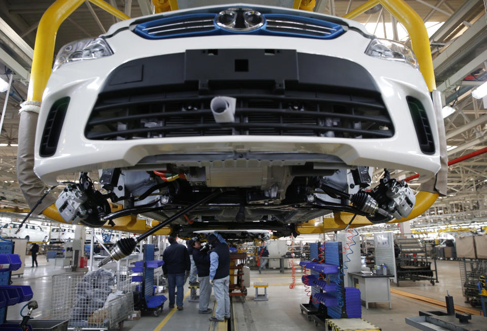 Trabajadores de una fábrica de carros en Pekín del BAIC Group, enero de 18, 2016.REUTERS/Kim Kyung-Hoon