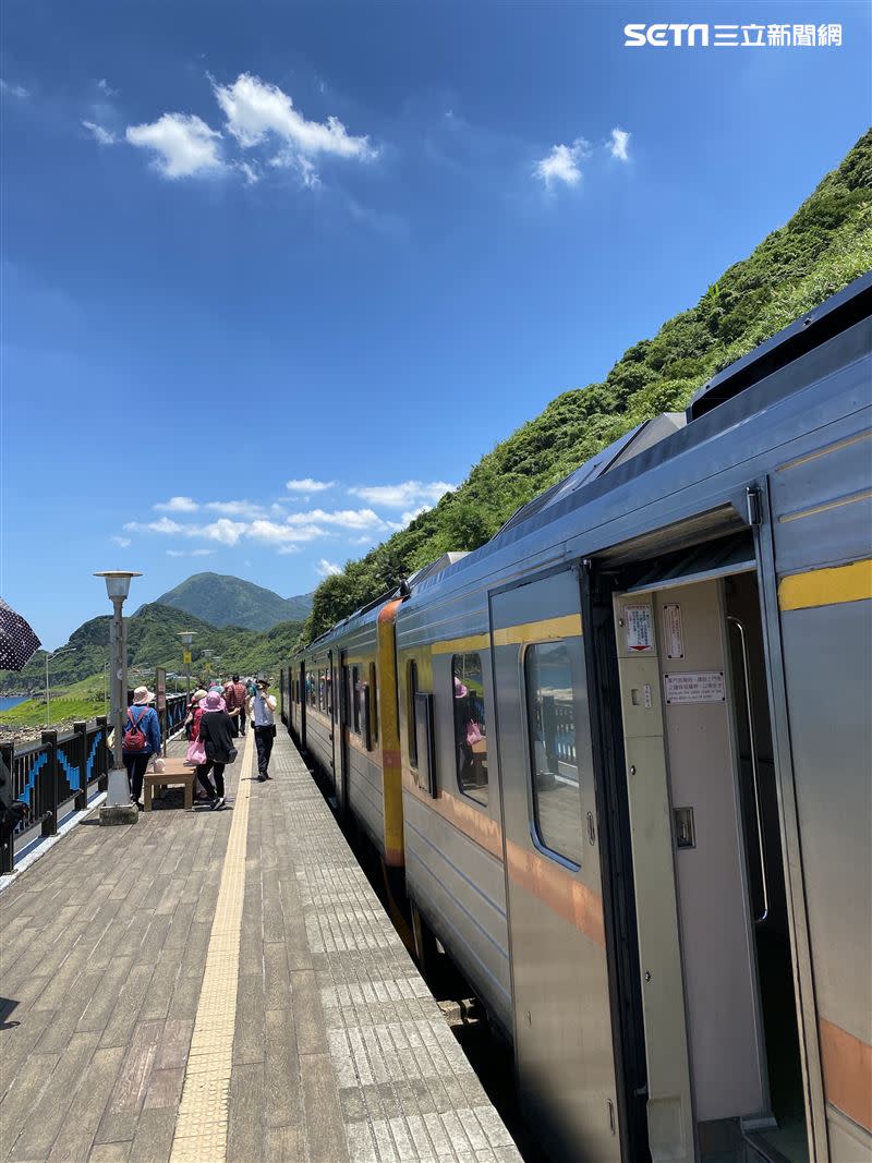 八斗子車站隔一條馬路就是海岸，「無敵海景」讓遊客一下車就能欣賞及拍照。