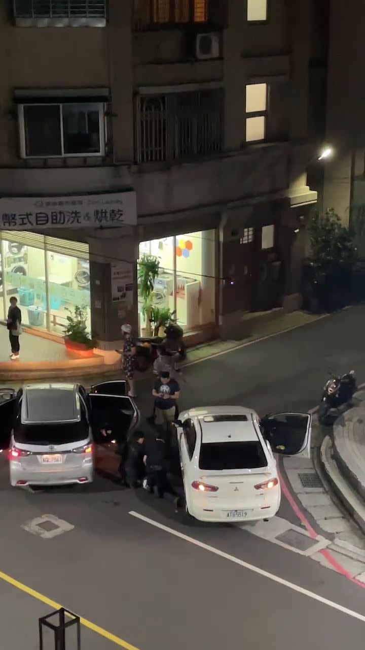 北市警方在三重成功路逮捕劉姓毒販，竟驚動新北制服警員拔槍對峙。（圖／翻攝畫面）