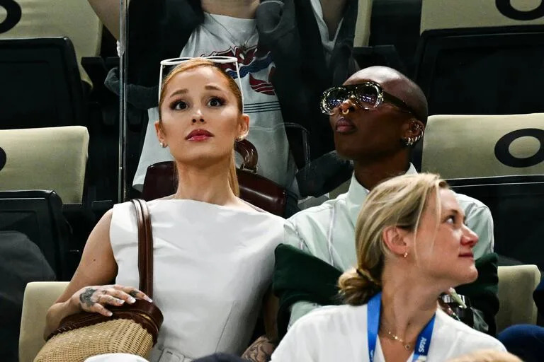 Ariana Grande y Cynthia Erivo, coprotagonistas de Wicked, desplegaron todo su encanto en la ronda clasificatoria de gimnasia que tuvo lugar el fin de semana. Mientras la cantante eligió un fresco vestido blanco que combinó con un clutch y lentes de sol a tono, su colega británica llevó una camisa en tonos verdes y lentes de marco negro