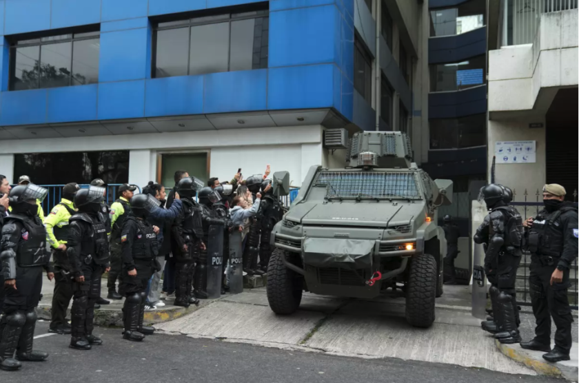 Un vehículo militar transporta al exvicepresidente ecuatoriano