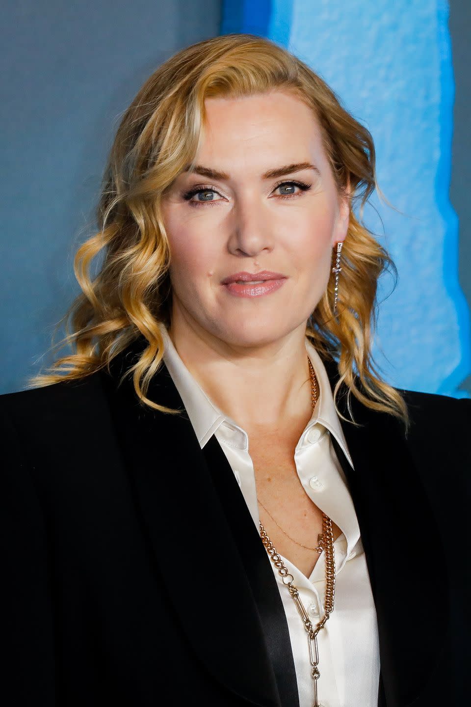 kate winslet recreates iris simpskins curly blonde hair