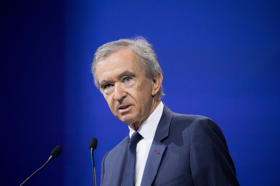 <p>Er ist der erste Europäer in der Liste und Wiedereinsteiger in die Forbes Top Ten: Bernard Arnault, französischer Unternehmer und Kopf des Luxusgüterkonzerns LVMH. Arnaults Vermögen stieg von 41,5 Milliarden 2017 auf geschätzte 72 Milliarden US-Dollar im aktuellen Jahr: Rekordergebnisse bei LVMH und ein Megadeal, der Christian Dior fast vollständig aufkaufte, steigerten Arnaults Vermögen innerhalb eines Jahres um 30,5 Milliarden US-Dollar. An Geschäftssinn mangelt es dem 69-jährigen fünffachen Vater und Kunstsammler offensichtlich nicht – sonst wäre er wohl auch nicht im legendären „Three-comma-Club“. </p>