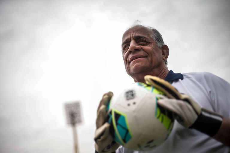 A los 71 años, el bahiense Baley disfruta de la pesca como actor, y del automovilismo y el fútbol como espectador; dice que haber jugado al básquetbol le sirvió para ser arquero