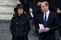 <p>Kate Middleton asistió junto al príncipe William a un servicio religioso en la Catedral de San Pablo, en Londres, y allí lució muy guapa en una gabardina azul de seis botones, con la que presumió de su quinto mes de embarazo/Getty Images </p>