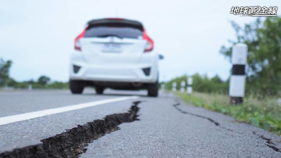 地震發生後可能發生道路受損，如要開車避難需要小心慢行。(圖片來源/ 達志影像Shutterstock)