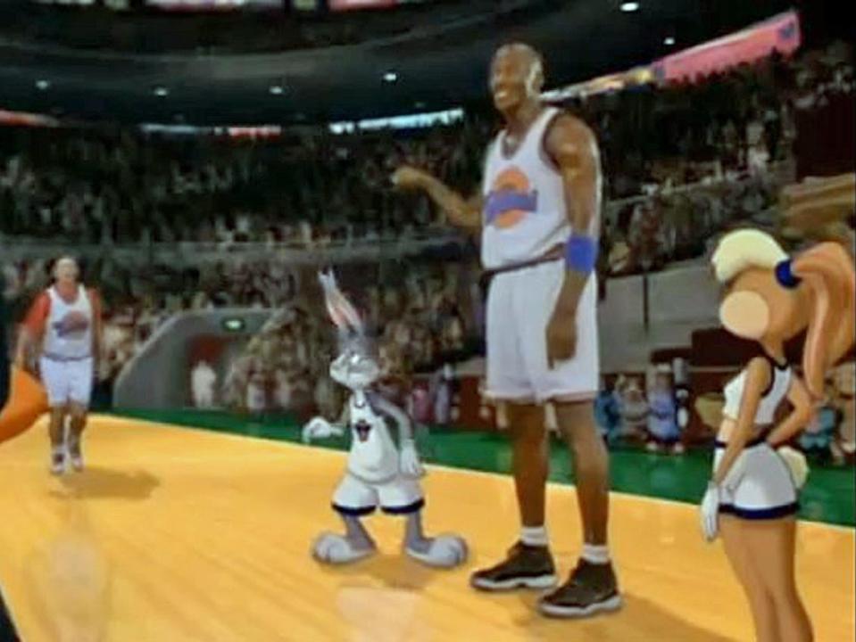 michael jordan stands on the court with Bugs Bunny, Lola Bunny and Bill Murray in the 1996 space jam