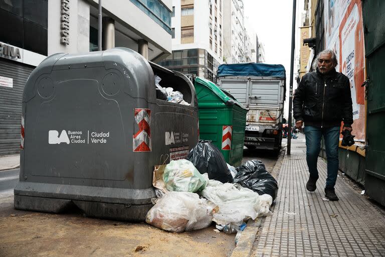 Basura sin recolectar en el microcentro porteño, esta mañana