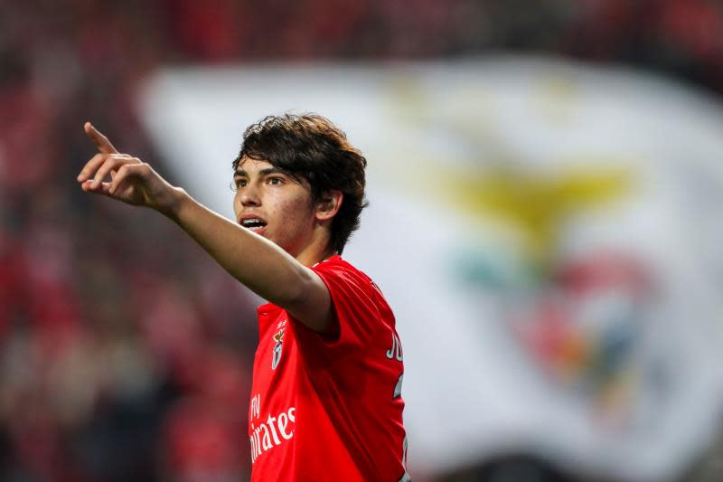 El jugador del Benfica Joao Felix celebra su gol al Vitoria de Setubal en Da Luz Stadium in Lisboa. EFE/EPA