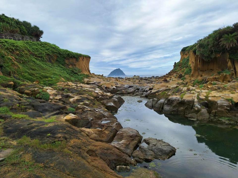 遠處是和平島外的基隆嶼。   圖/林保華攝影