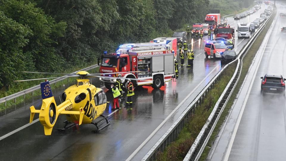 Einsatzkräfte der Feuerwegr und ein Hubschrauber des ADAC stehen auf der A31, wo sich zwei Unfälle ereignet haben.