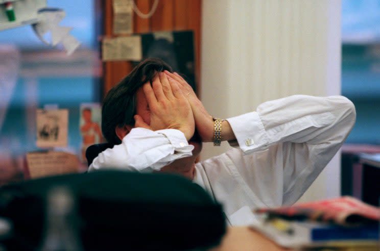 Estás al borde del colapso y encima este año te quedas sin tu merecido descanso, tranquilo. Todo pasa y todo llega, así que respira y toma nota de estos sencillos consejos. (Foto: Getty)