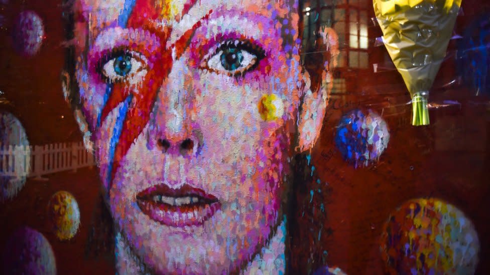 Un grafitti de David Bowie en el que se ve los ojos de distinto color