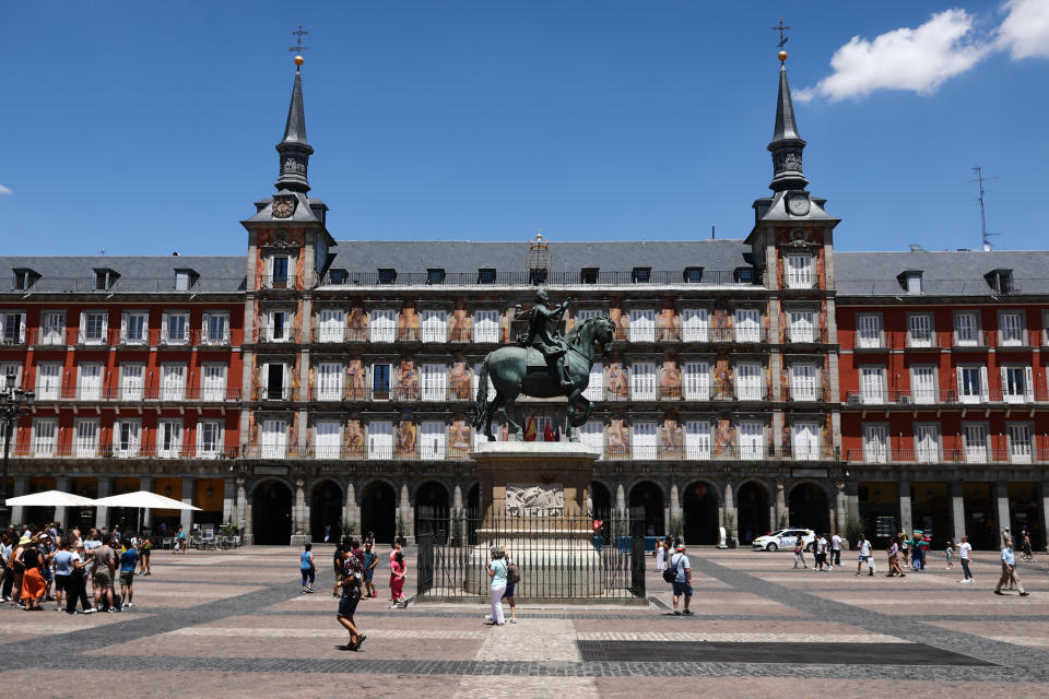 <p>Madrid es la comunidad que hace su aparición en el primer lugar. Sus trabajadores ganan de media <strong>2.077 euros brutos mensuales. </strong>(Photo by Jakub Porzycki/NurPhoto via Getty Images)</p> 