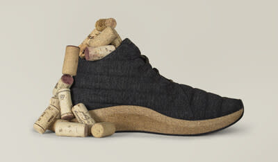 The SOLE Jasper Chukka made with 52 wine corks, recycled by ReCORK (CNW Group/ReCORK)