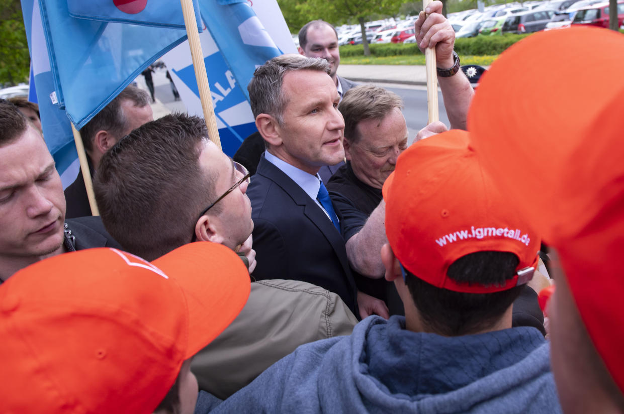 Björn Höcke versucht sich im Gewerkschafter-Mimikri (Bild: AP Photo/Jens Meyer)