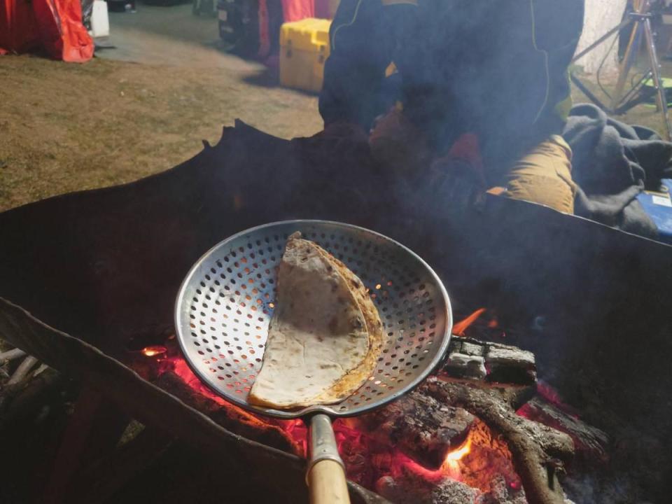 當地居民送來溫暖的土耳其烤餅，讓搜救隊員在生火取暖之餘，也能好好飽餐一頓。（翻攝自臺北市搜救隊臉書）