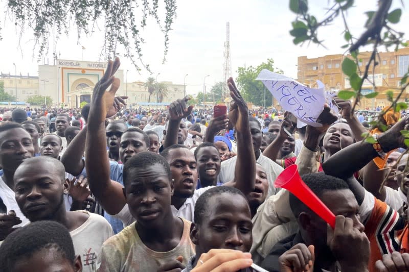 <cite>西非國家尼日發生政變，當地時間7月28日，總統衛隊首長查尼宣布自己成為新任國家領導人。政變軍人的支持者聲援。（AP）</cite>