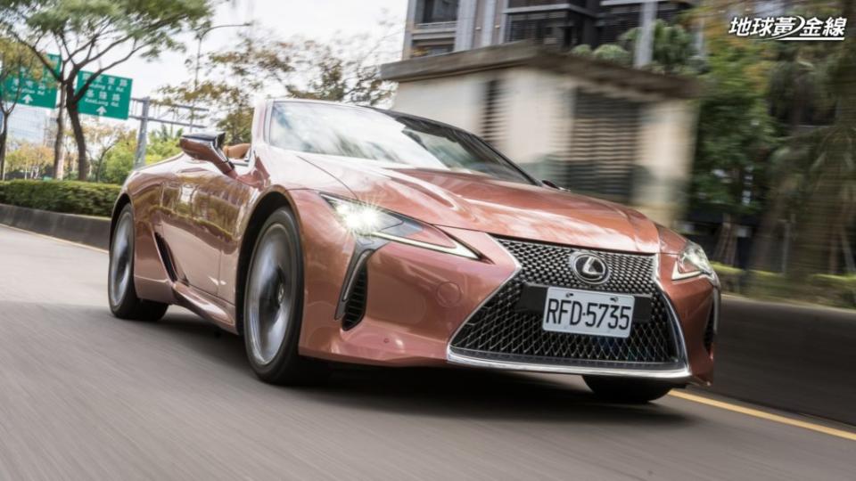 LC 500 Convertible具備4.9秒加速破百的性能實力。(攝影/ 劉家岳)