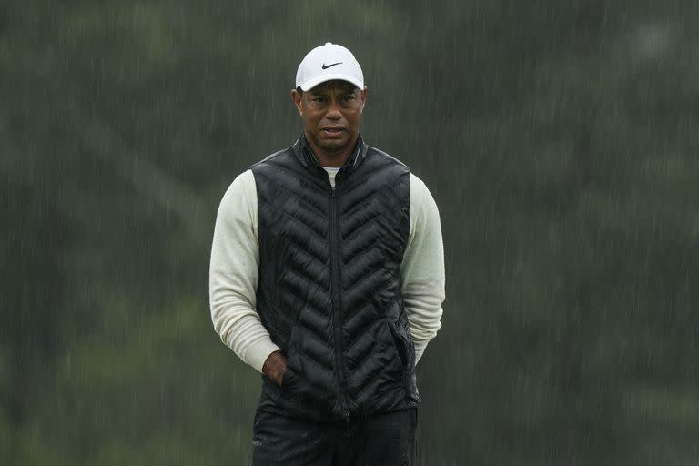 Bajo la lluvia, Tiger Woods vivió sus últimos hoyos de la segunda vuelta del Masters entre el fastidio por lo que no le salía y el apoyo incondicional de los aficionados.