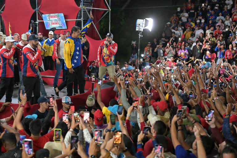 Maduro junto a sus simpatizantes en Miraflores