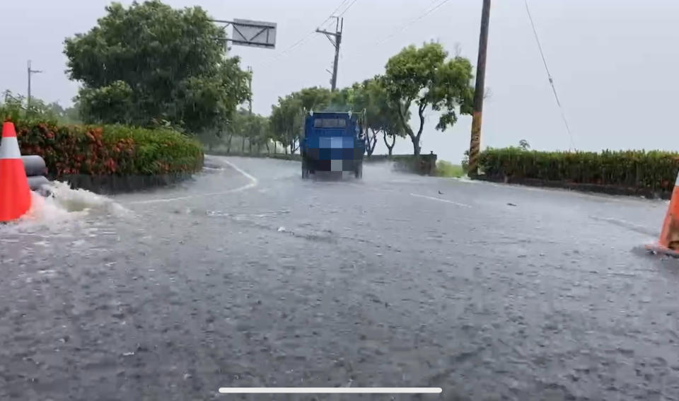 水流不斷湧出地面。（圖／東森新聞）