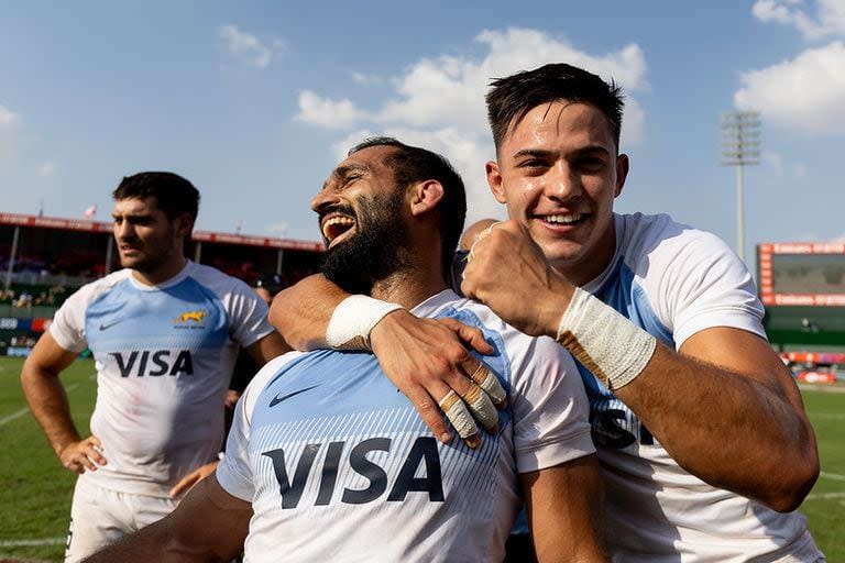 Marcos Moneta abraza a Gastón Revol, autor del último try ante Nueva Zelanda en Dubai