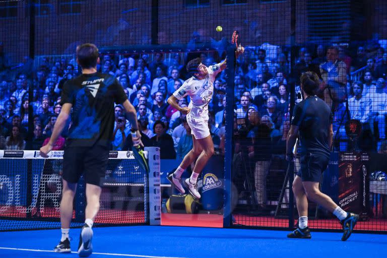 Arturo Coello en acción en la final del Amsterdam Open de pádel. Foto: @worldpadeltour