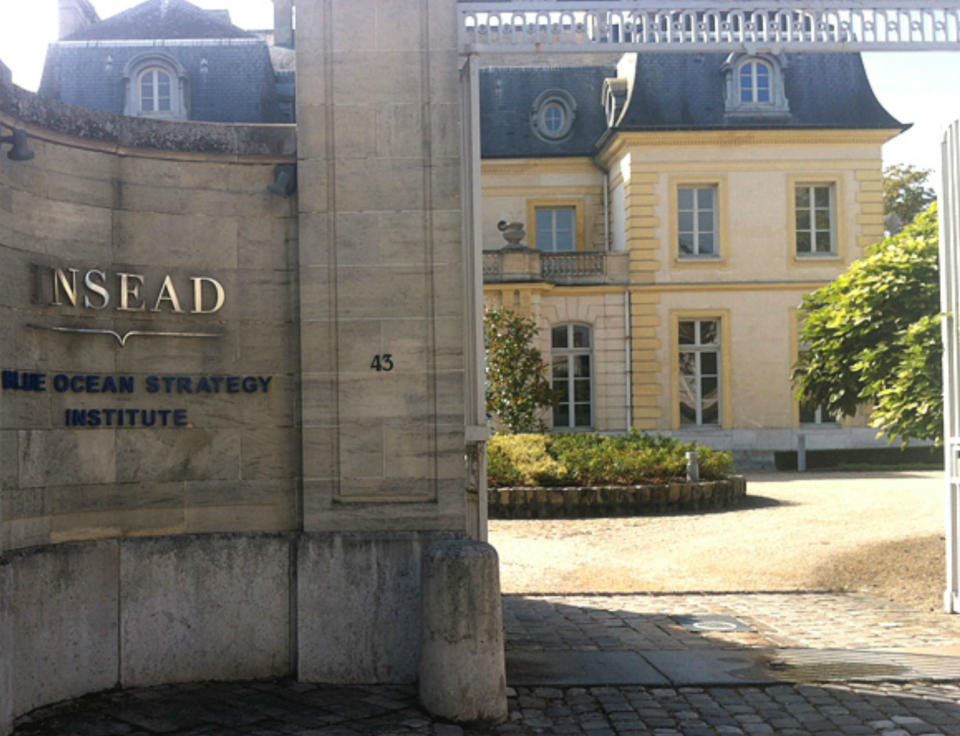 <p>Solo aparece una escuela de negocios francesa en esta lista, la INSEAD, cuya sede se encuentra en la ciudad de Fontainebleau. Los trabajadores que obtuvieron aquí un MBA ganan de media 150.000 euros. (Foto: Wikimedia Commons). </p>