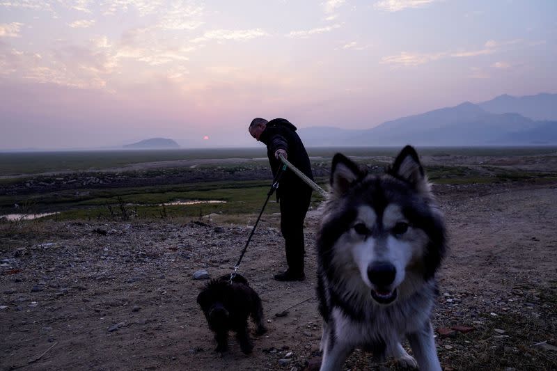 The Wider Image: Fishermen cry foul as China bids to fix drought-hit lake