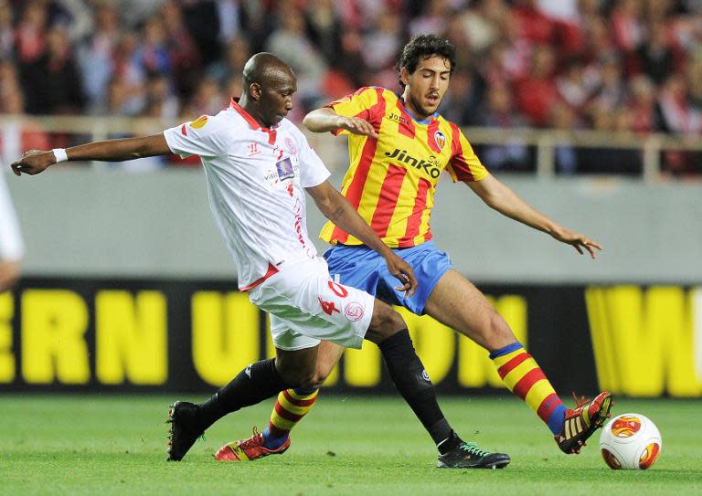 Sevilla's Cameroonian midfielder Stephane Mbia (L) vies with Valencia's midfielder Daniel Parejo during the UEFA Europa League semifinal first leg football match Sevilla FC vs Valencia CF in Sevilla on April 24, 2014