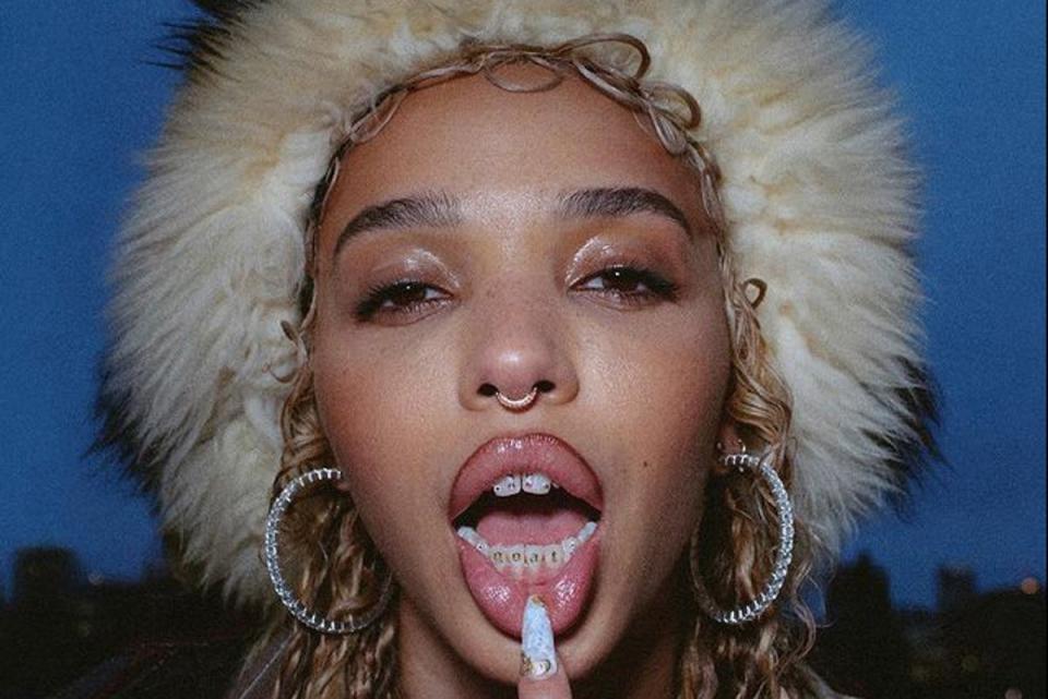  (FKA Twigs rocks embellished pegs)