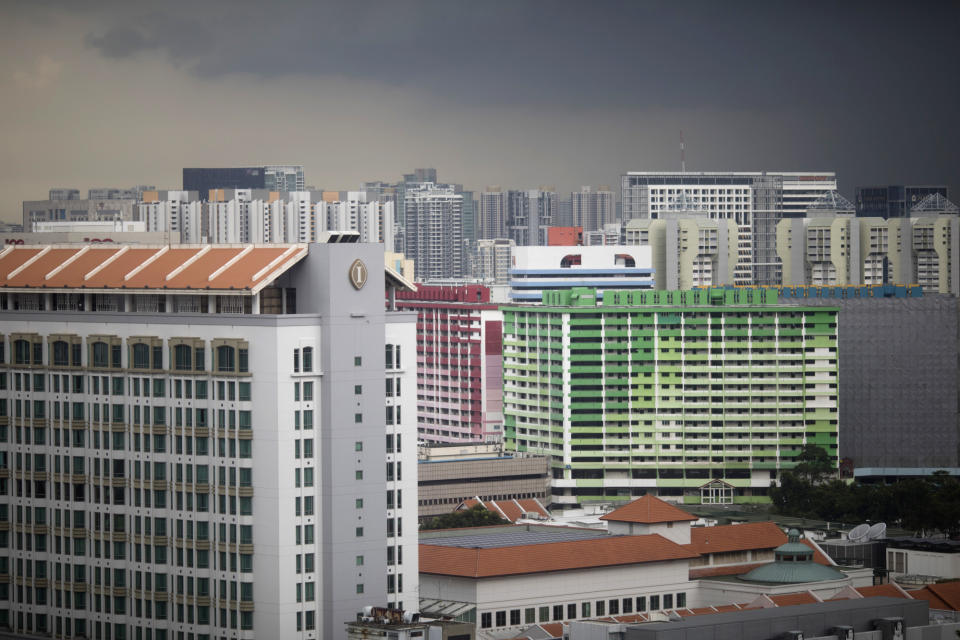 Commercial and residential buildings stand in Singapore. (Photo: Getty Images)