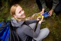 Das einfache Spazierengehen ist Ihnen zu langwellig? Dann probieren Sie es doch mit Geocaching. Dabei begibt man sich mithilfe von GPS Koordinaten auf eine spannende Schatzsuche in der Natur. (Bild: iStock / leaf)