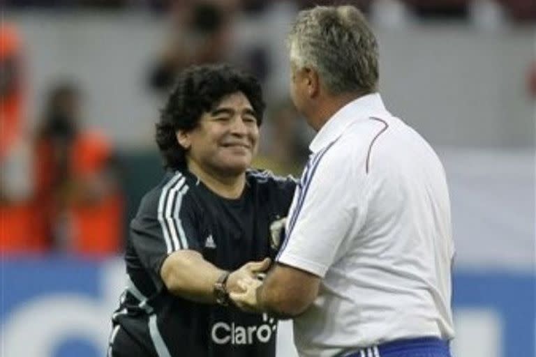 Diego Maradona y Guus Hiddink en el último amistoso organizado por Renova en Moscú