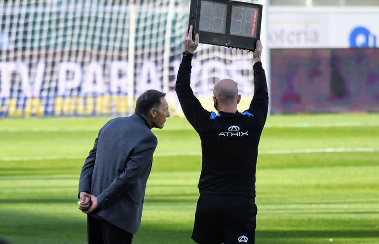 Miguel Angel Russo, DT de Boca, en el partido ante Talleres de Córdoba; ahora se le viene el superclásico con River, por la Copa Argentina