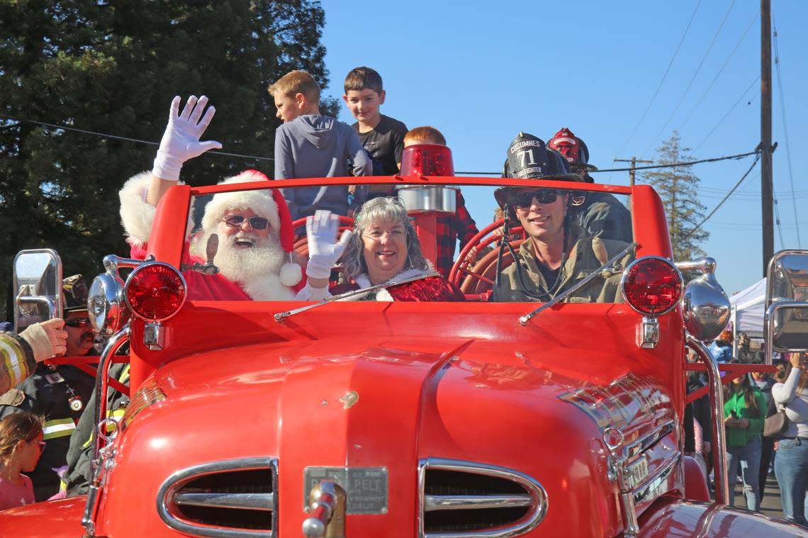 Elk Grove begins holiday season with annual Dickens Street Faire. Here