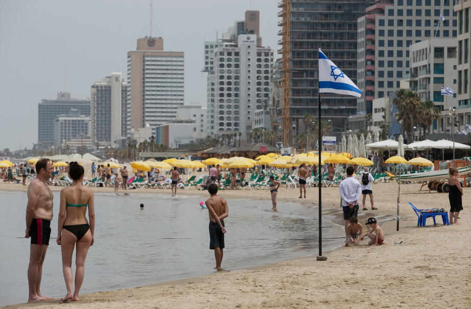 Two-minute siren marking Memorial Day in Tel Aviv