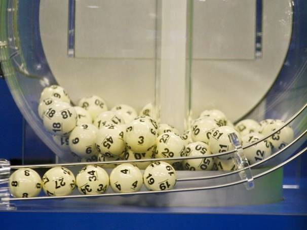The winning Powerball numbers are shown after being drawn at the Florida Lottery studio in Tallahassee, Florida January 13, 2016.  REUTERS/Philip Sears 
