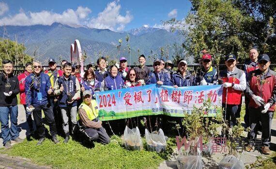 （觀傳媒中彰投新聞）【記者廖妙茜/台中報導】今(12)日是植樹節，交通部觀光署參山國家風景區管理處同步在苗栗南庄、梨山及松柏嶺三地轄區同步舉辦植樹與送樹苗活動，落實推動生態永續景區。參山處長曹忠猷在梨山「楓之谷-1956秘密花園」主持「愛楓了」植樹活動，邀請林業保育署、福壽山農場、武陵農場、梨山賓館、和平區代表會及梨山各界與遊客共近百人，共同種下350棵包括青楓及金毛杜鵑等苗木；同時在獅頭山風景區苗栗南庄遊客中心發送500株桂花、山櫻花等苗木；八卦山風景區松柏嶺遊客中心也送出2,000株花木苗等，合計共送出2500多株花木苗並種下350多種樹苗，共同與在地民眾擴大景區綠美化，落實推動生態永續旅遊。