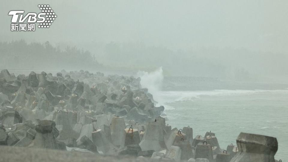 台東比西里海岸、三仙台今日午後都出現間歇性大雨。（圖／黃城碩攝）