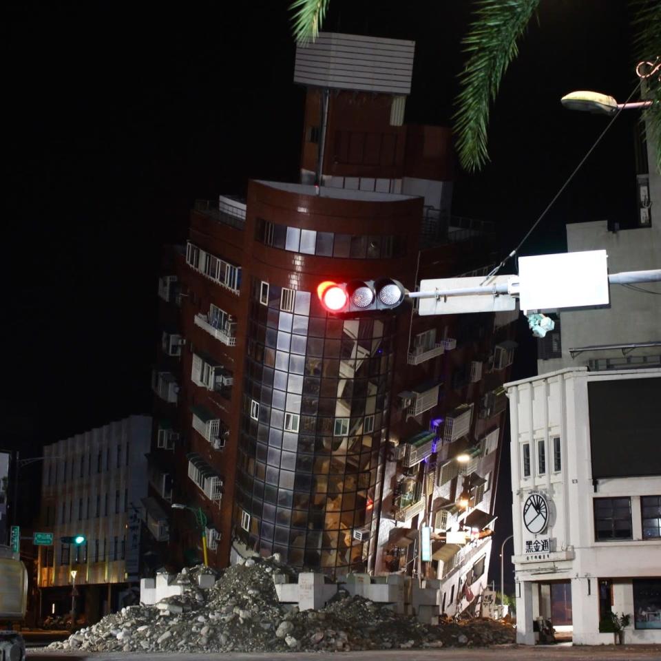 民族里里長張東耀深夜表示，今早檢警將勘查現場，建築技師等工程人員也將通盤評估，最快周五起拆除大樓。記者李隆揆／攝影