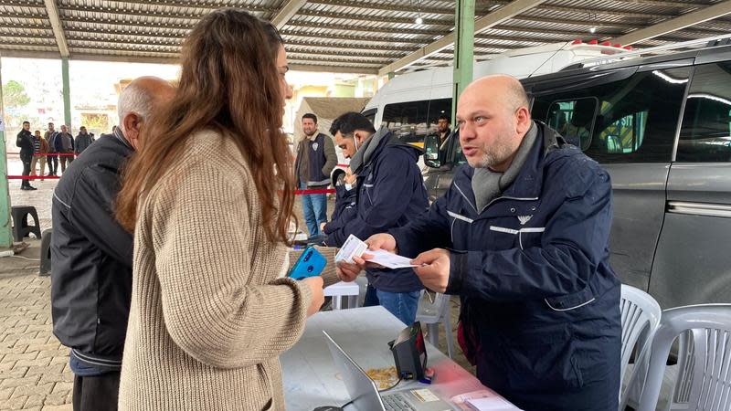 慈濟在土耳其當地志工在災區發放2000里拉物資卡，讓災民可以採購生活所需物品。（慈濟基金會提供）