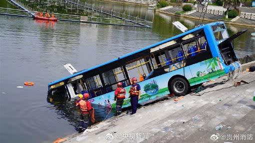 貴州公車衝入水庫釀21死15傷。（圖／翻攝自央視新聞微博）
