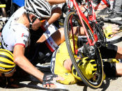 2016 gab es Chaos am Mont Ventoux: Ein Motorrad blieb während der Tour de France nur anderthalb Kilometer vor dem Ziel in der Menschenmenge stecken. Der Brite und Träger des Gelben Trikots Chris Froome wurde in einen Sturz verwickelt. Sein Bike war kaputt. Und wie reagierte der Rennradfahrer nach dem spektakulären Crash? (Bild-Copyright: Bernard Papon/Pool/Photo via AP)