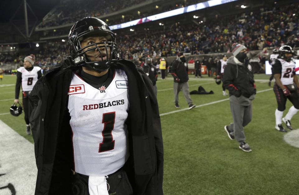 Ottawa Redblacks quarterback Henry Burris leaves the field after his team was defeated by the Edmonton Eskimos in the CFL's 103rd Grey Cup championship football game in Winnipeg, Manitoba, November 29, 2015. REUTERS/Lyle Stafford