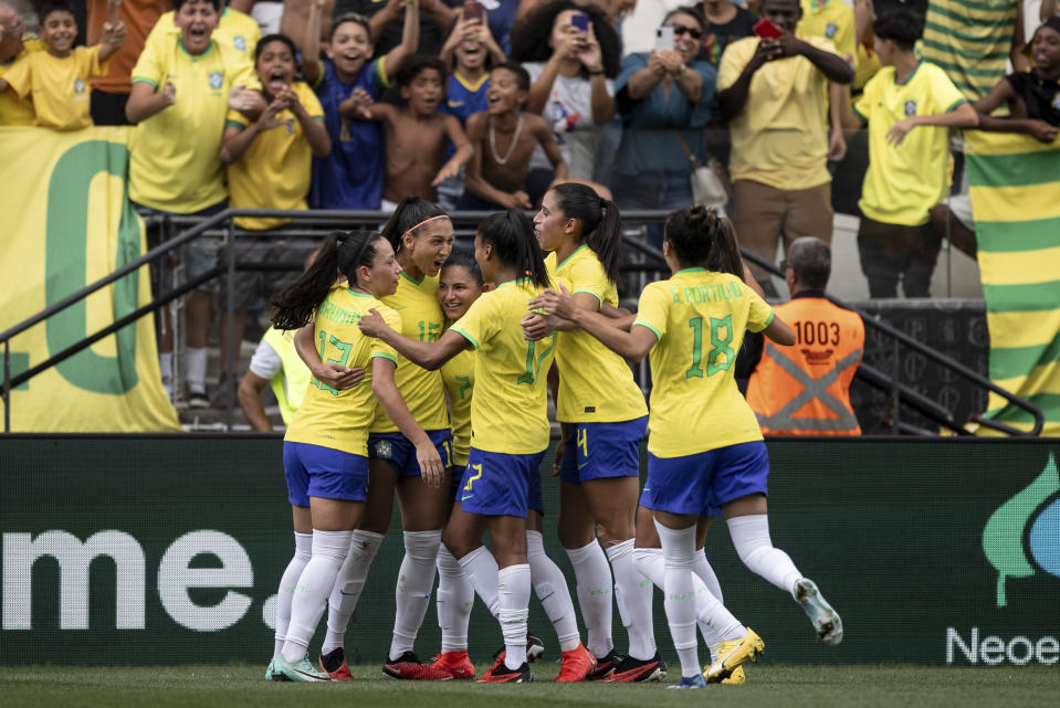 La brasileña Beatriz Zanerato Joao celebra su gol durante el partido amistoso internacional femenino entre Brasil y Japón el 30 de noviembre en Sao Paulo, Brasil.  (Foto de Marco Galvao/Eurasia Sports Images/Getty Images)