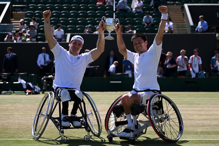 El cordobés Gustavo Fernández y el japonés Shingo Kunieda celebrando el título de dobles en Wimbledon 2022; el asiático anunció su retiro