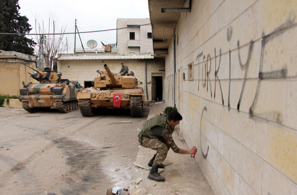 Ein türkischer Soldat verewigt sich im besetzten Afrîn (Bild: Hasan Kırmızitaş/DHA-Depo Photos via AP)